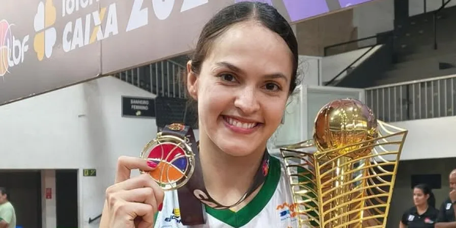 Iza Sangalli dedica tetra do Sampaio Basquete aos torcedores