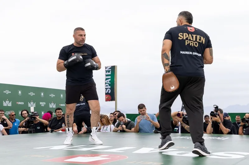 Shogun e Glover comandam preparação para o Spaten Fight Night na praia do Arpoador