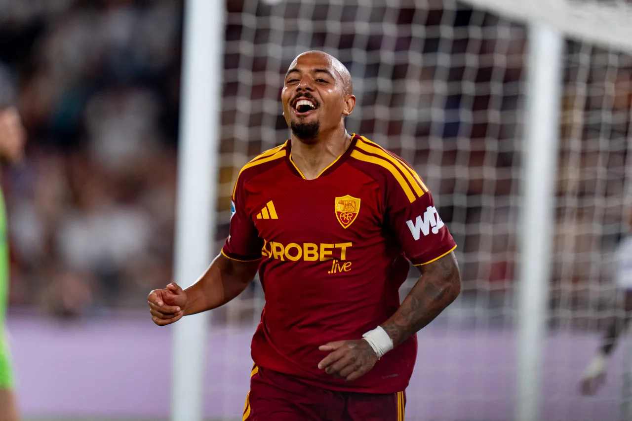 Atacante holandês faz três, e Roma goleia a Fiorentina na estreia pelo Italiano