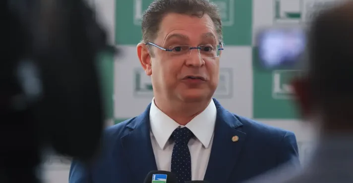 Sóstenes pressiona Fachin sobre Moraes: ‘Não jogue para debaixo do tapete’