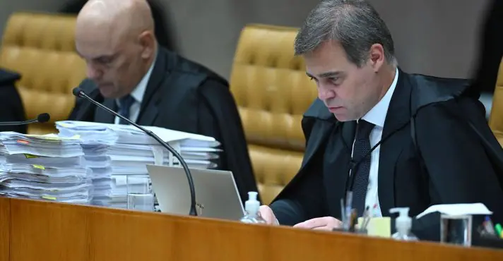 Esquerda aciona Fachin contra Mendonça em meio a revelações sobre Moraes