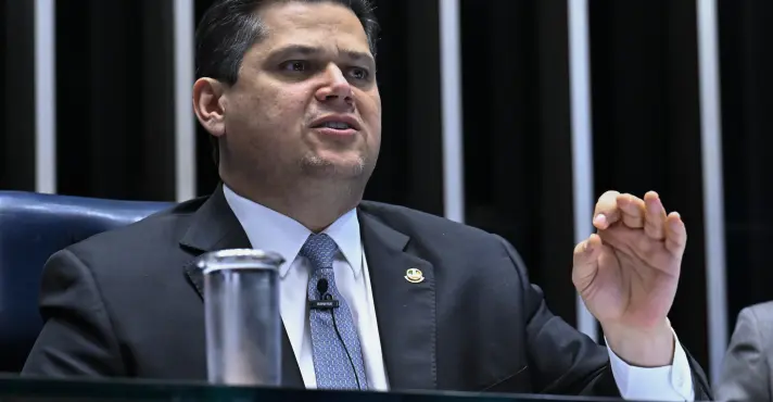 Ao defender Moraes e alfinetar Flávio, Alcolumbre eleva tensão com a oposição