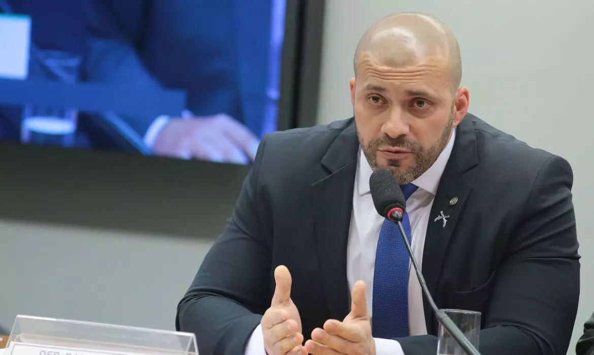 Silveira aguarda 191 dias por análise de revisão criminal, e defesa cobra Fux
