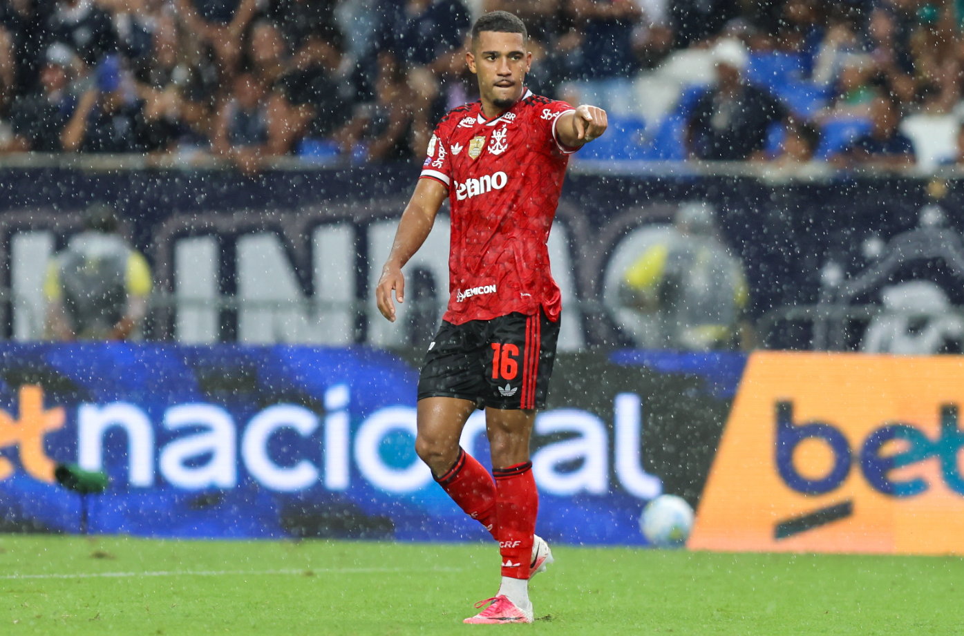Destaques do Flamengo, Samuel Lino e Pedro celebram volta à Seleção