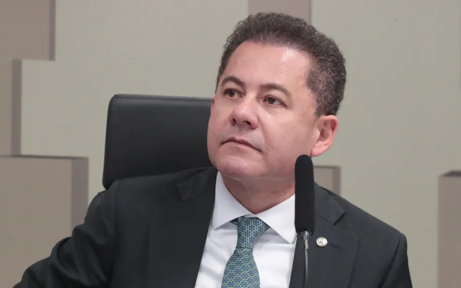 ‘Despachos’ com ministros e R$ 510 mil em espécie embasam buscas contra Cezinha de Madureira