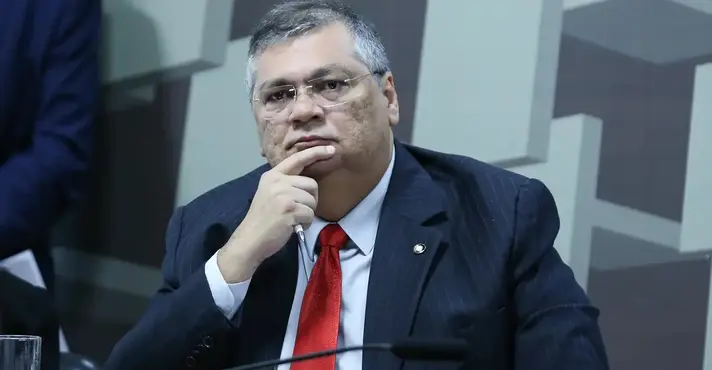 Depois de discutirem em sessão, Fachin e Dino conversam para baixar temperatura