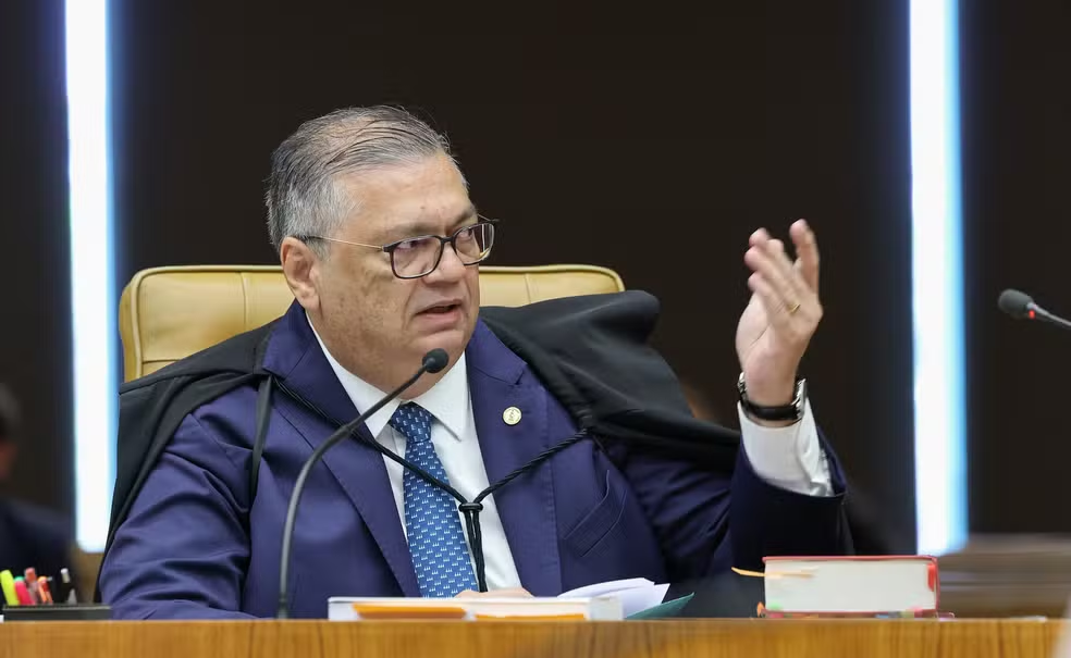 Dino vê indícios de relação de Vorcaro com nova concessionária de cemitérios e pede apuração da PF
