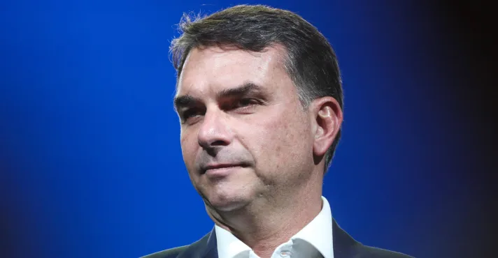 Psol faz nova investida para cassar mandato de Flávio