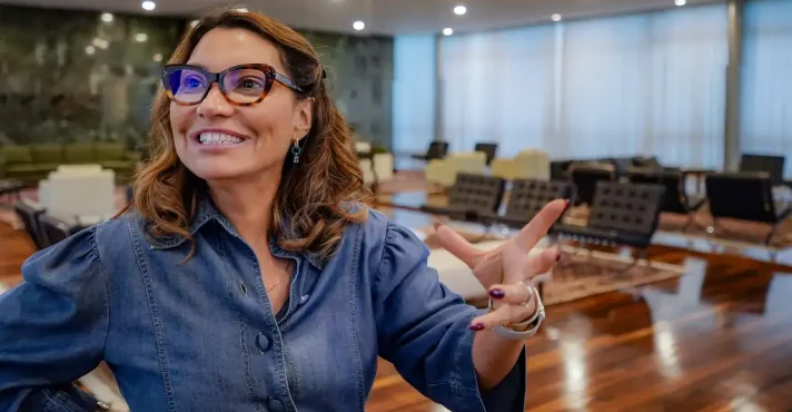 Justiça manda AGU revelar documentos que autorizaram defesa de Janja