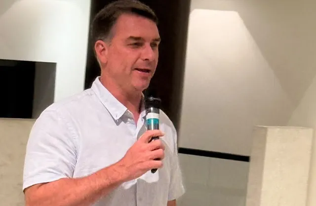 Flávio diz que vai aplicar no governo o que aprendeu com seu pai