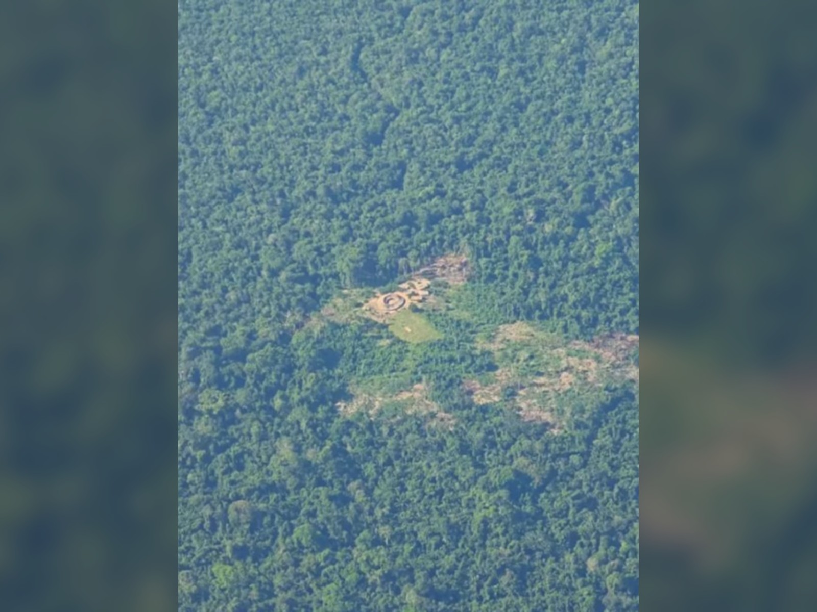 Piloto registra comunidade indígena cercada pela floresta durante voo sobre a Amazônia