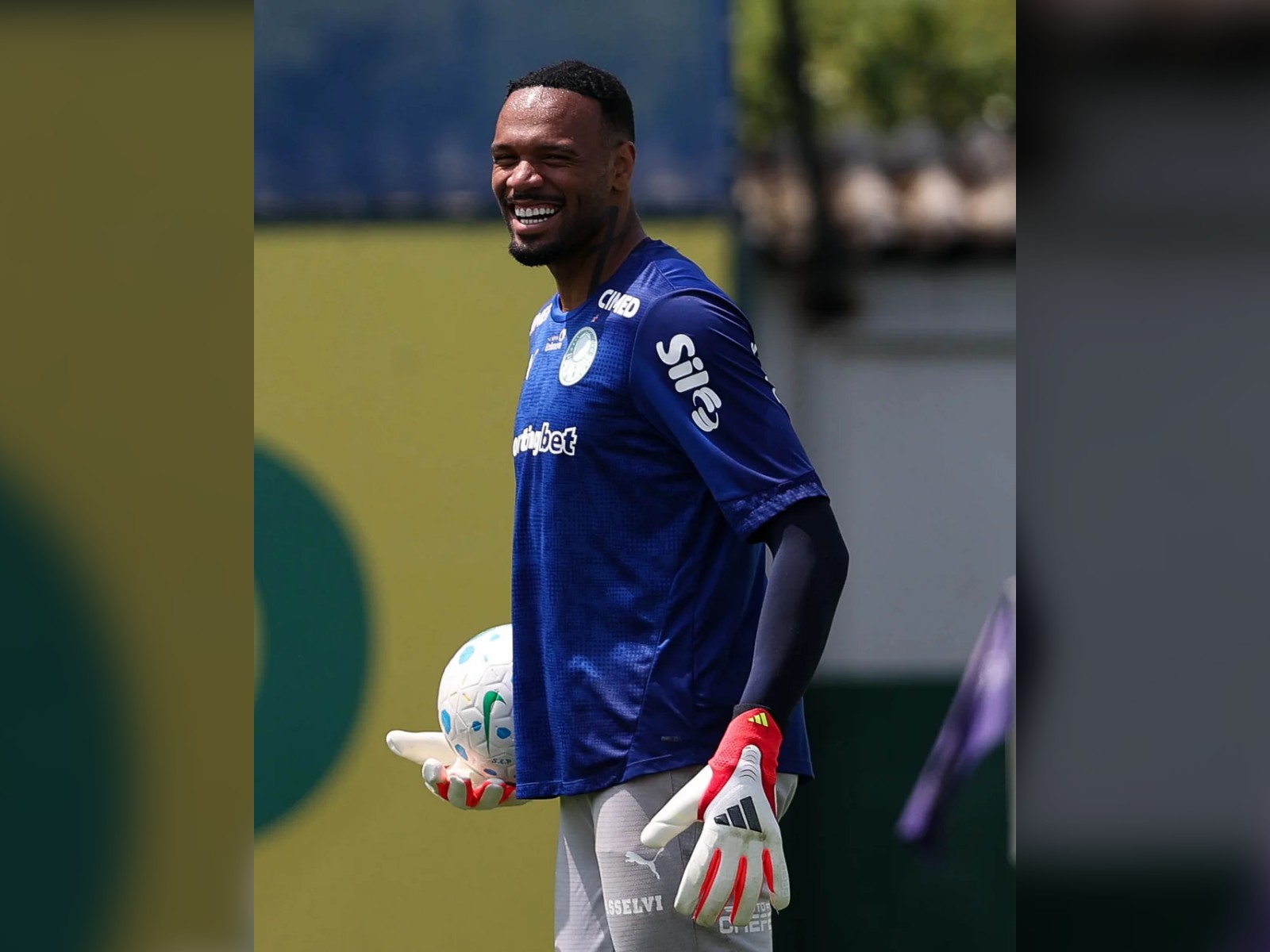 Carlos Miguel brinca com comparação a Marcos e projeta duelo com o Grêmio