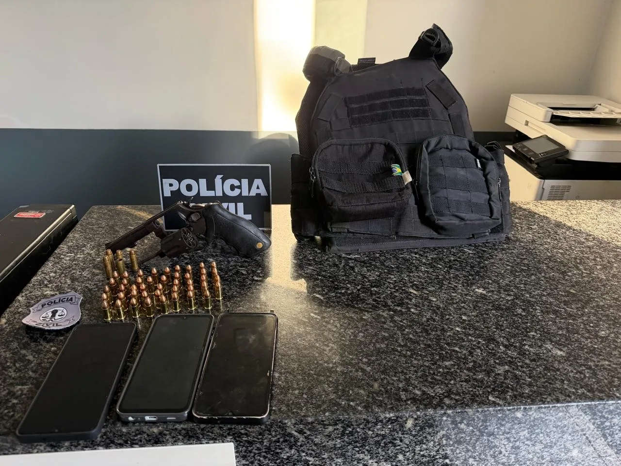 Polícia apreende armas e munições durante operação em Peri-Mirim; investigado morre em confronto