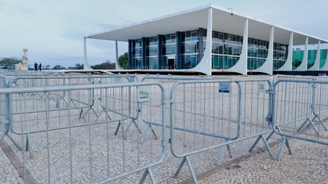 Calçamento em frente ao Supremo passa por reforma em meio à crise