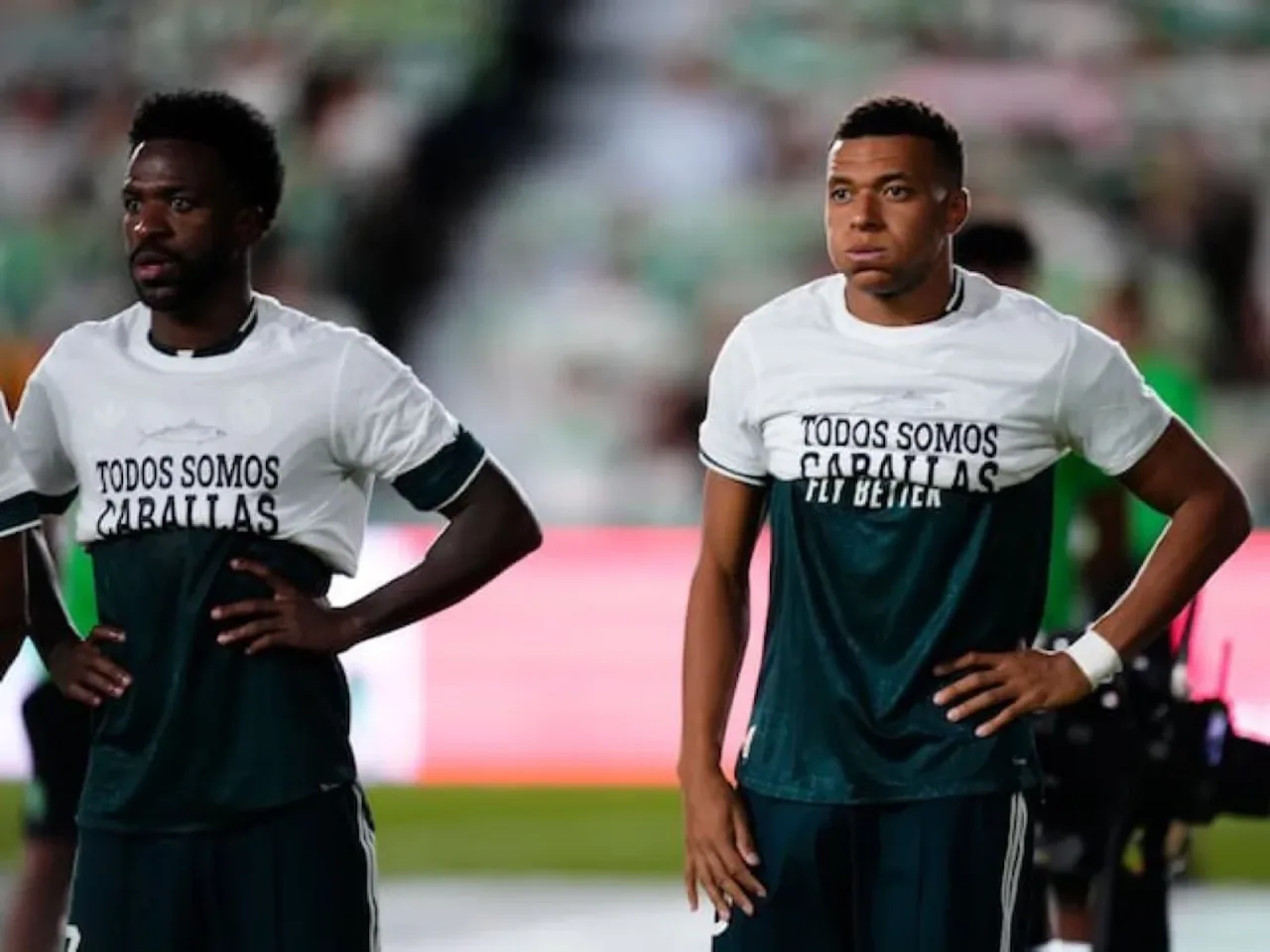 Vini Jr. e Mbappé escondem parte de camisa em ato a favor de imigrantes