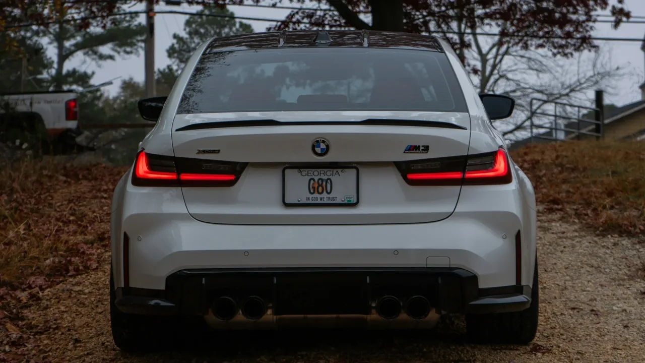 Você sabe por que sedans não têm limpador no vidro traseiro?