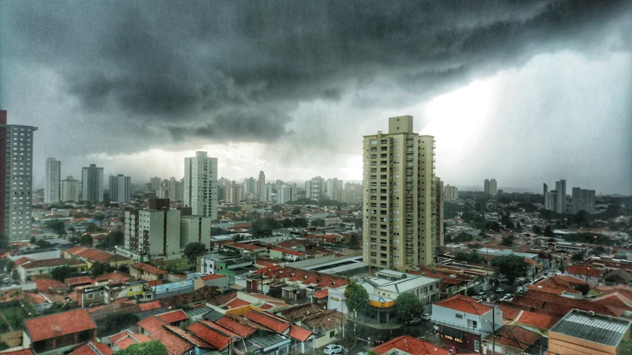 Após ‘tsunami meteorológico’ em Santa Catarina, o que esperar do clima em SP nesta semana?