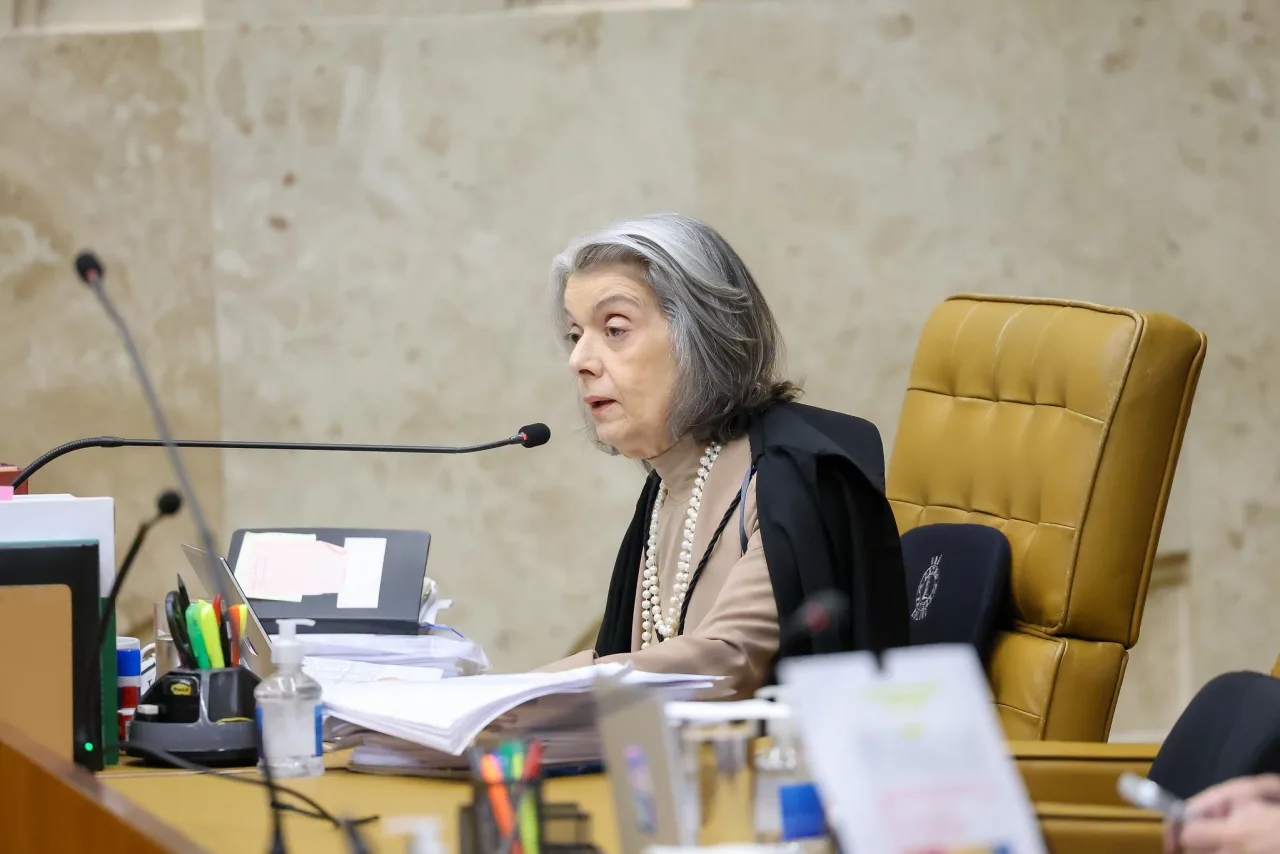 Cármen Lúcia diz estar em estado de profunda consternação e tristeza e pede desculpas ao povo brasileiro