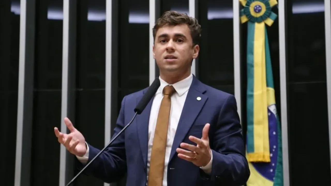 Nikolas puxa coro de “Fora, Davi” durante ato em Macapá