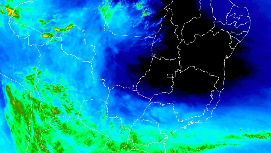 Neve cobre a Serra Gaúcha em domingo (6) gelado no Sul do Brasil