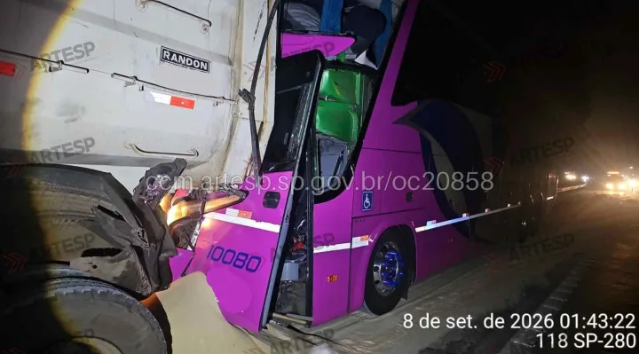 Ônibus bate em carreta carregada com 16 toneladas de açúcar e deixa feridos em rodovia de SP