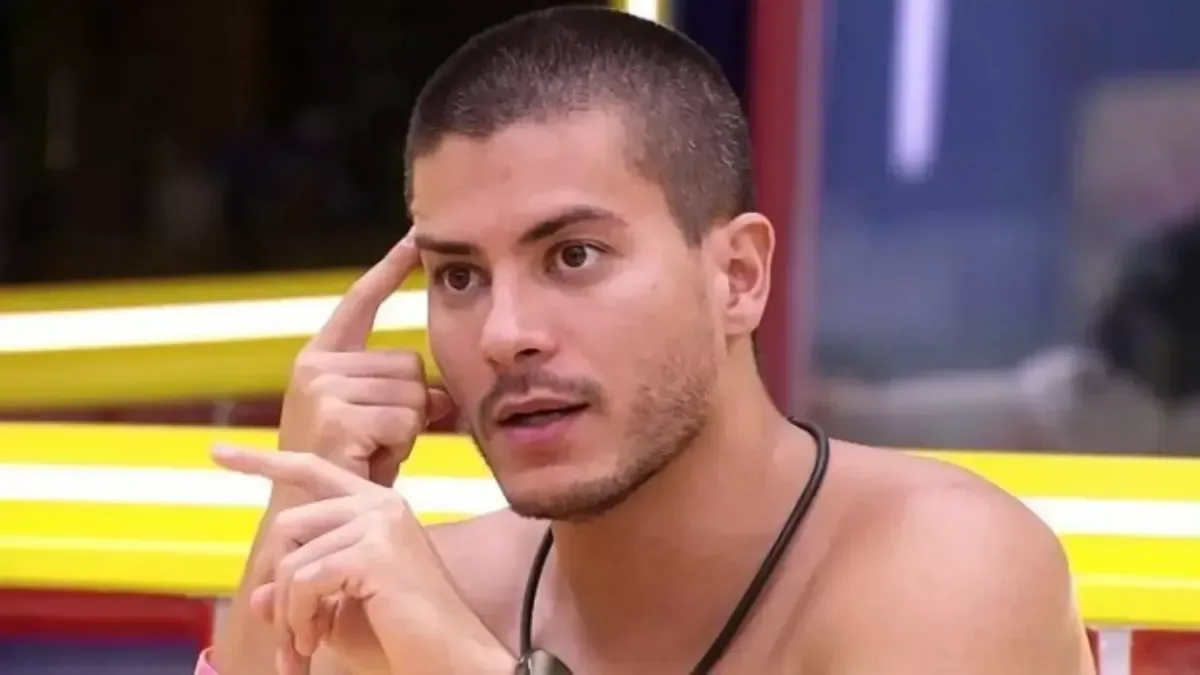 Nicolas Prattes posa de sunga em sauna e fãs reagem: “Não é inocente”