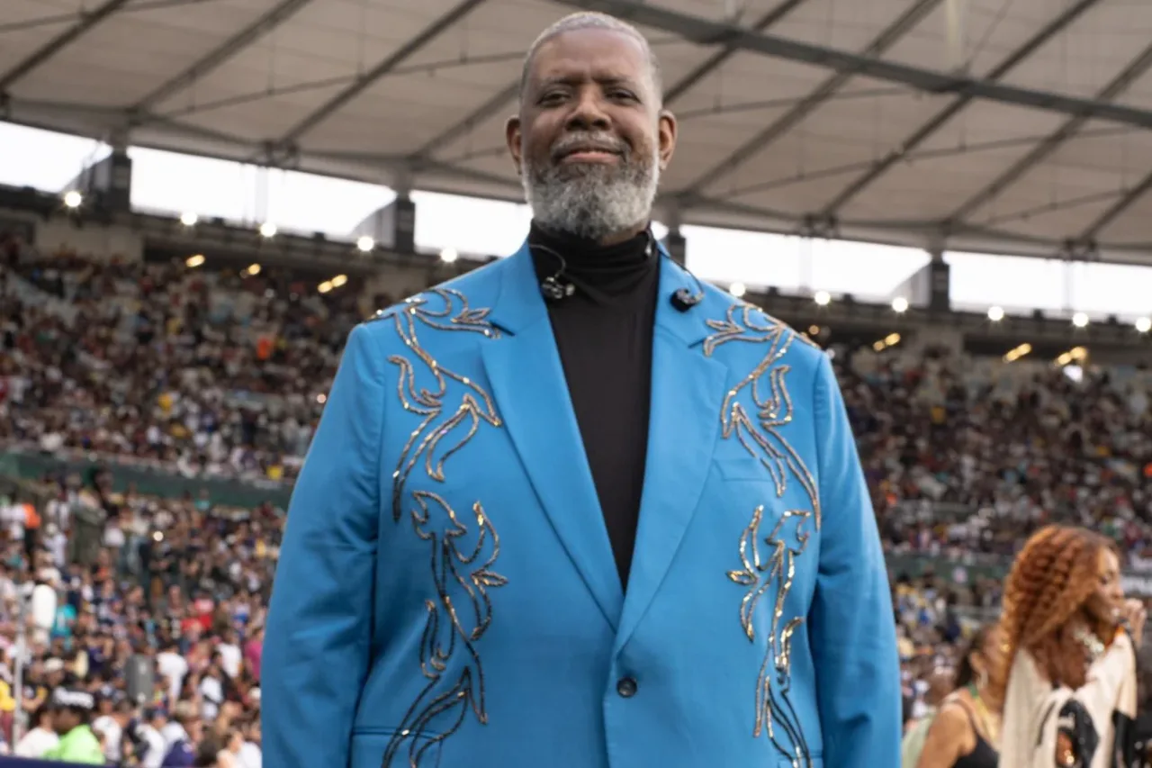 Péricles canta hino do Brasil em estreia da NFL no Rio de Janeiro; confira
