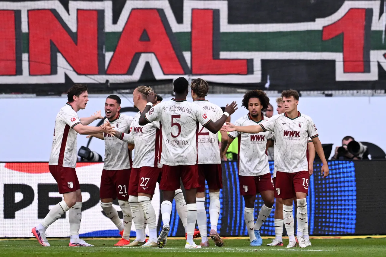 Ausgburg faz virada relâmpago, goleia Frankfurt e vira líder do Campeonato Alemão