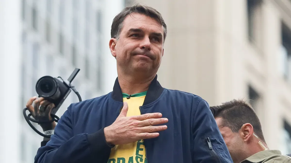 Advogado diz ter bancado voo de Flávio e nega relação com Vorcaro