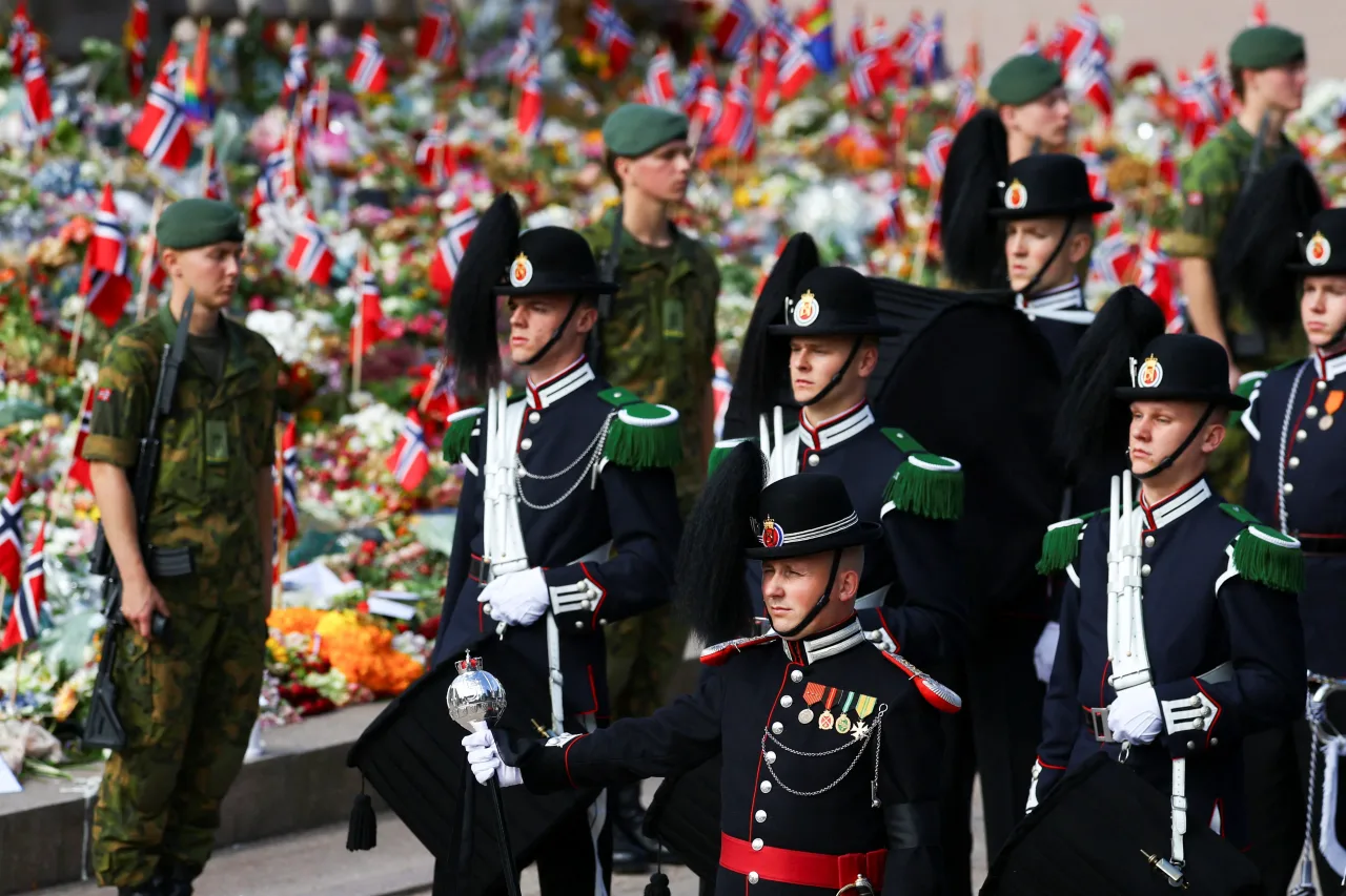 Noruega faz funeral do rei Harald com presença de multidão e de famílias reais europeias