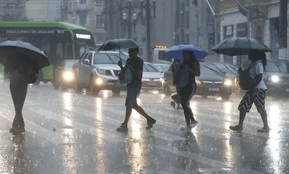 SP amanhece com chuva e frio; temperatura durante o dia varia entre 17ºC e 23ºC
