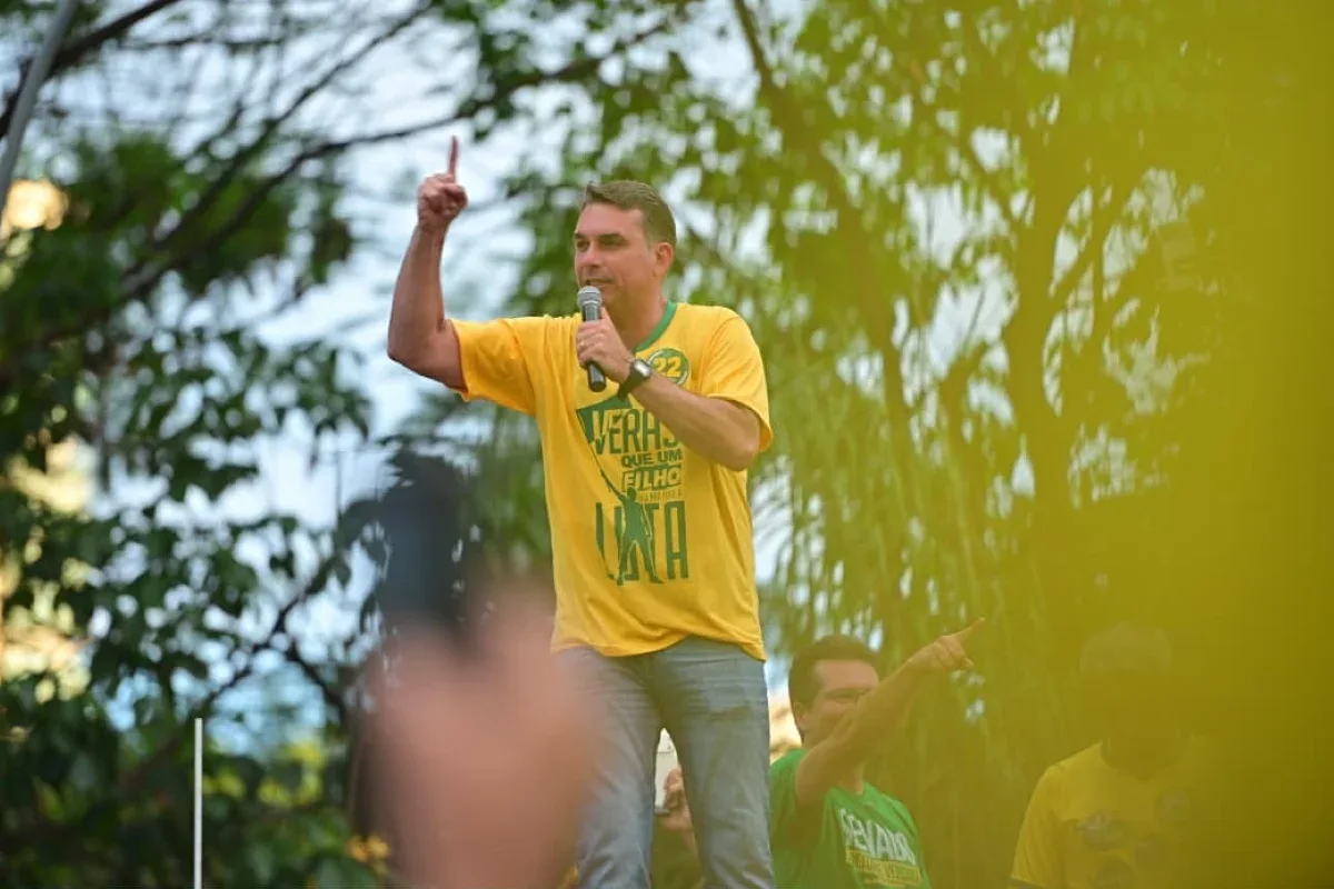 Flávio chama polícia após carreata ser atingida por ovos em Goiânia