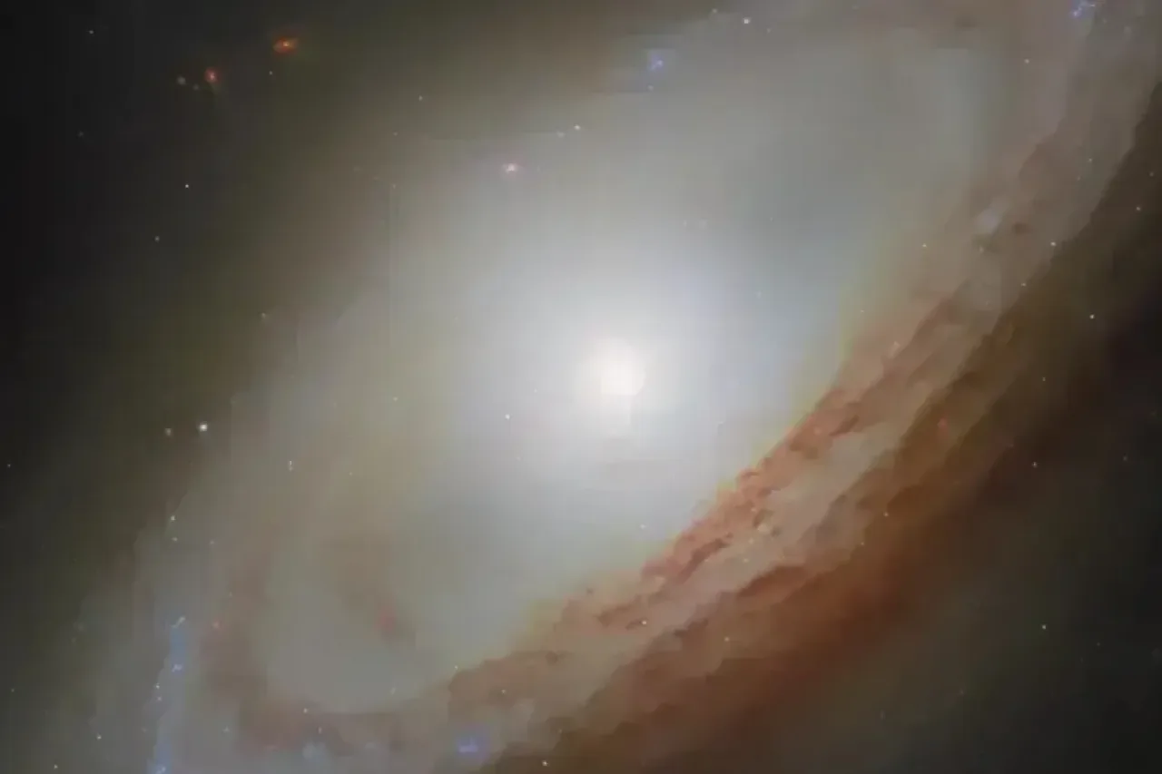 Esta galáxia registrada pelo Hubble parece normal, mas há algo estranho em seu centro; veja