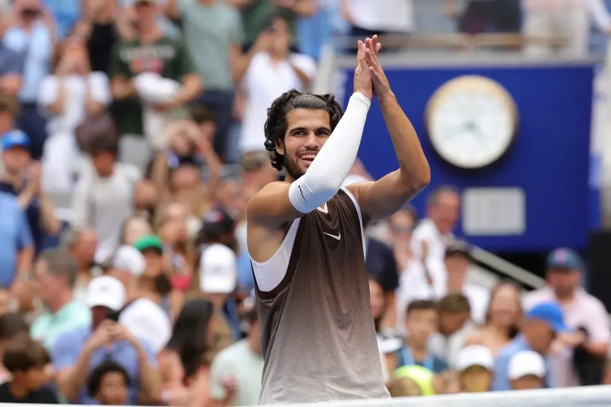 Atual campeão, Alcaraz confirma favoritismo e avança às oitavas dos US Open