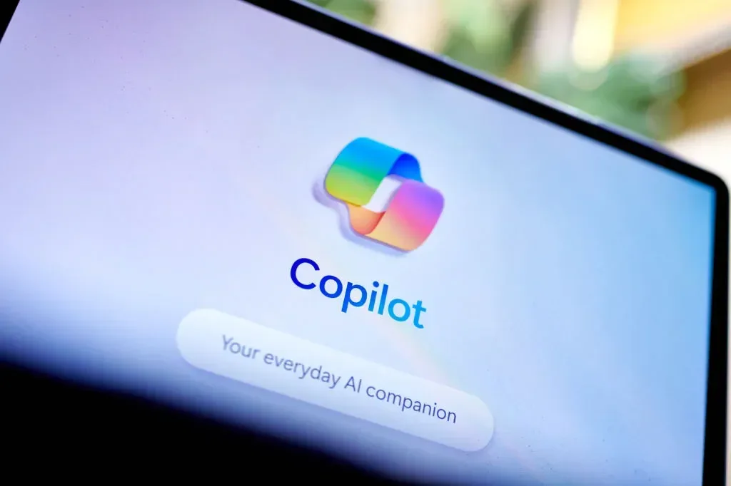 Por que a Microsoft desistiu de rivalizar com o ChatGPT para focar no Copilot corporativo