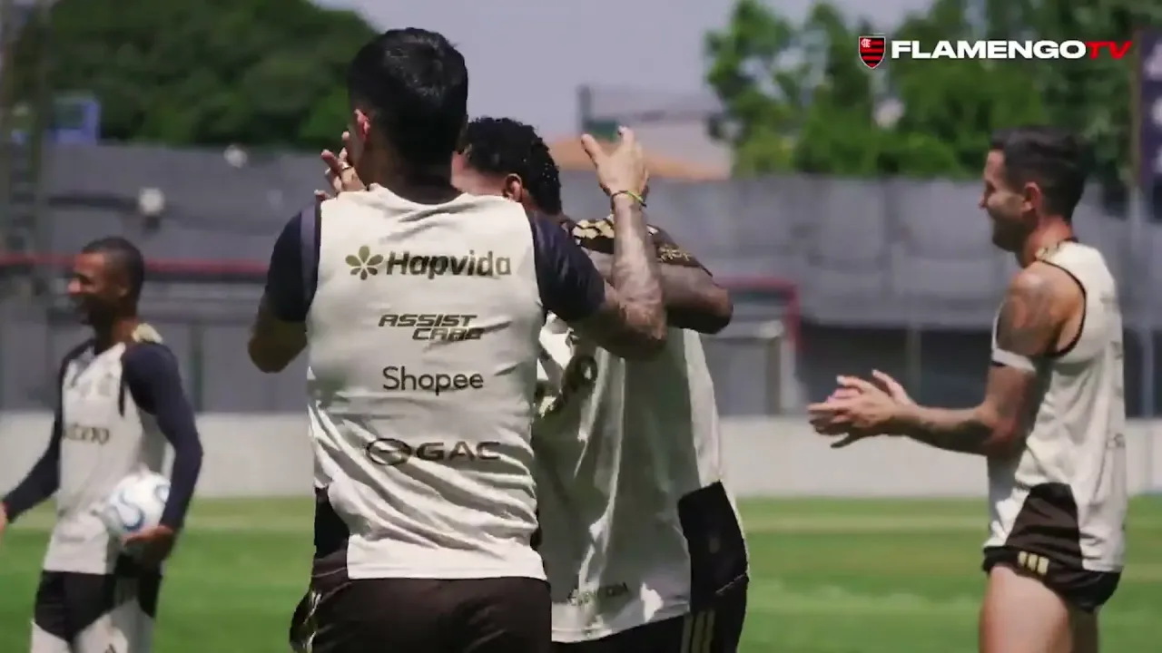 Com Plata de volta ao elenco, Flamengo desembarca em Quito
