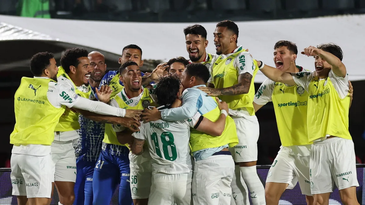 Palmeiras vence o São Paulo, dorme na liderança e seca o Flamengo