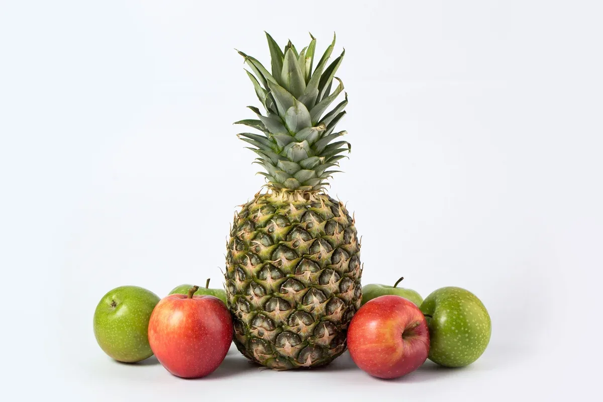 Suco verde com maçã e abacaxi promove saciedade e ajuda na saúde intestinal