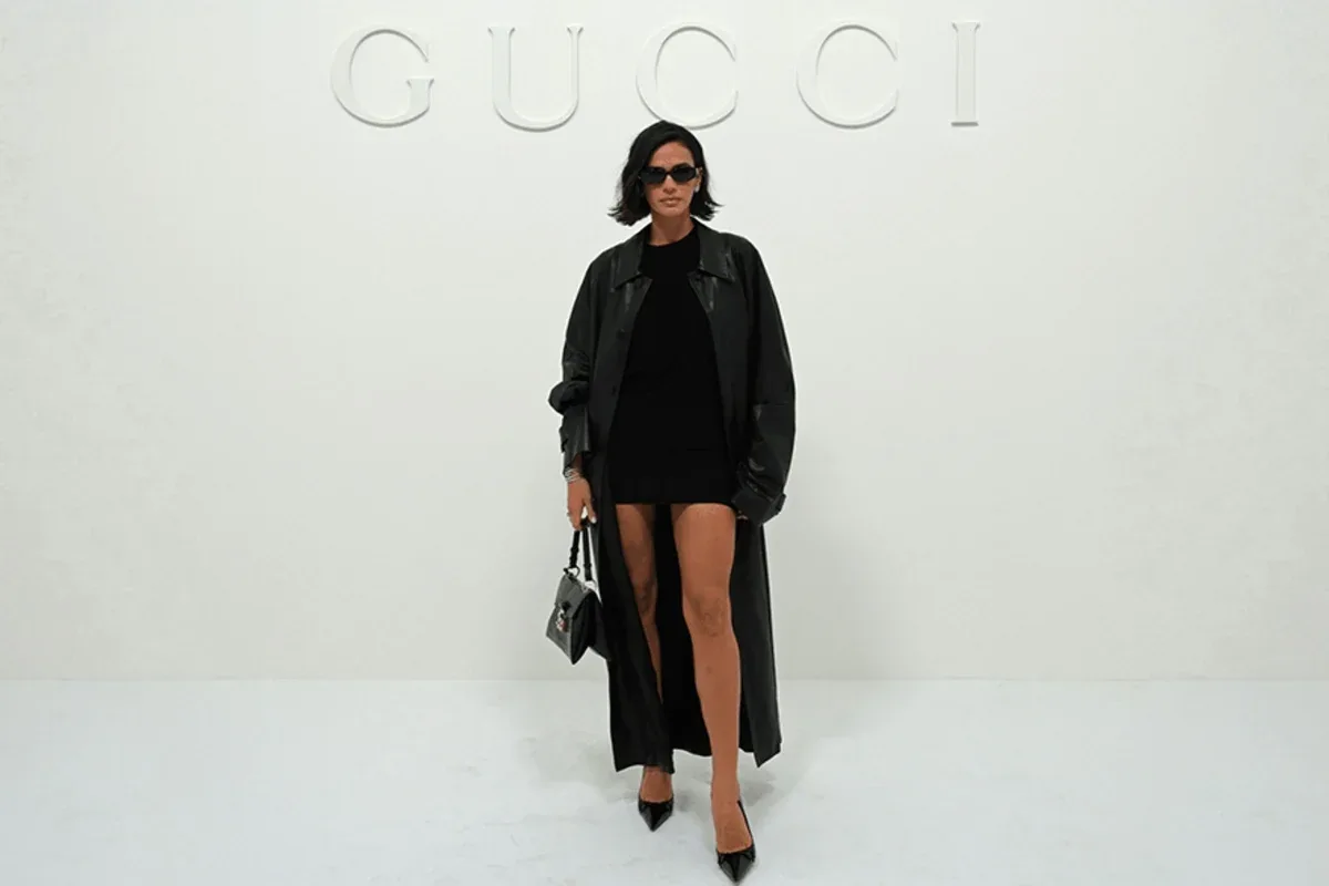 Bruna Marquezine incorpora all black em visual para o desfile da Gucci