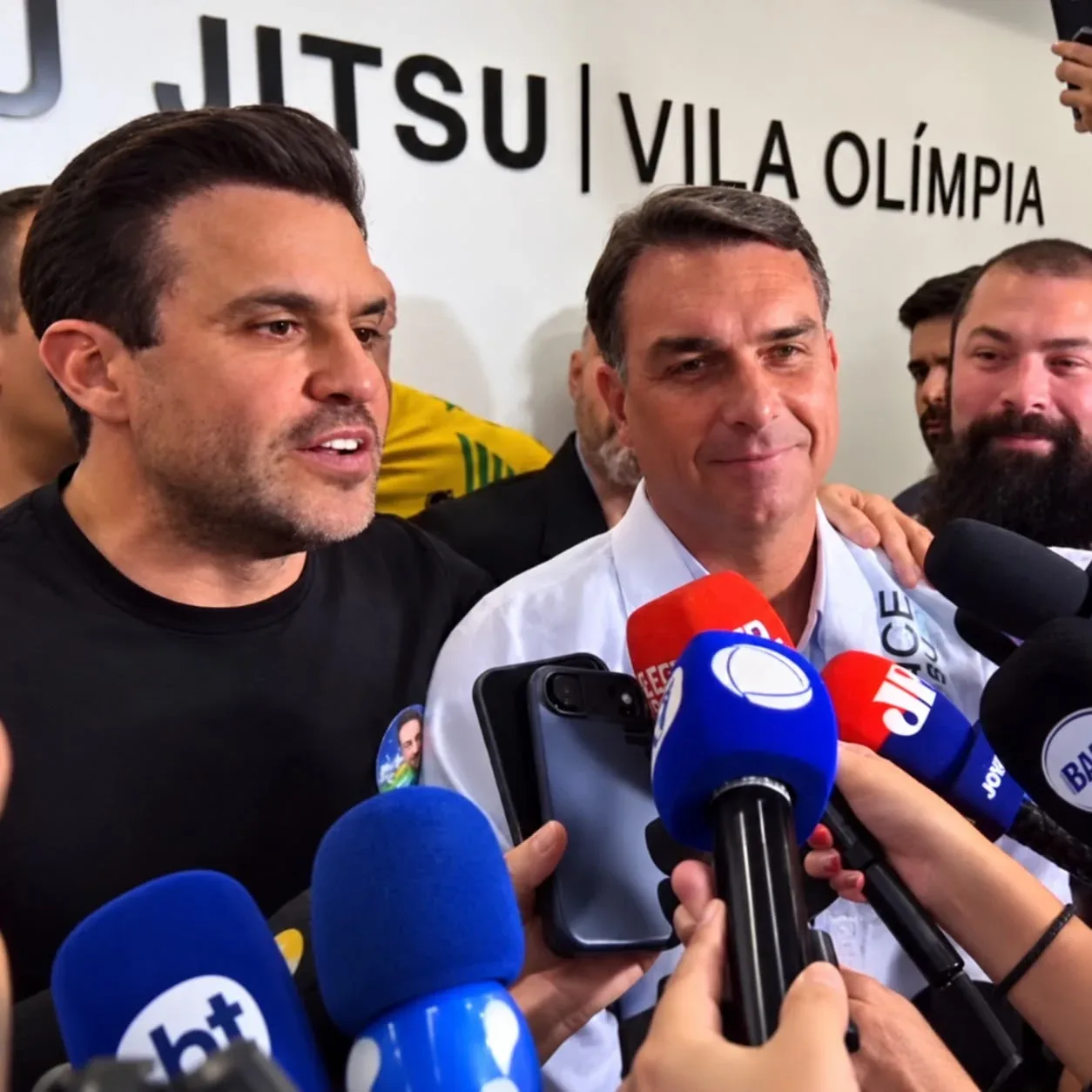 Pablo Marçal chega para integrar campanha de Flávio Bolsonaro e afirma: “Chegando para aposentar de vez o Lula”