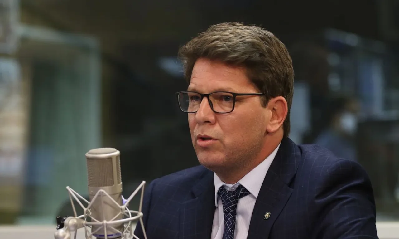 Dino proíbe Mario Frias de deixar o Brasil e falar com investigados