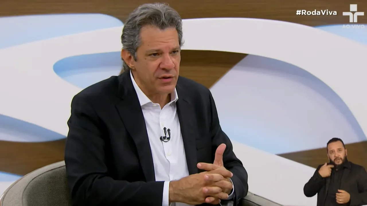 “Flávio não consegue explicar rachadinha”, diz Haddad