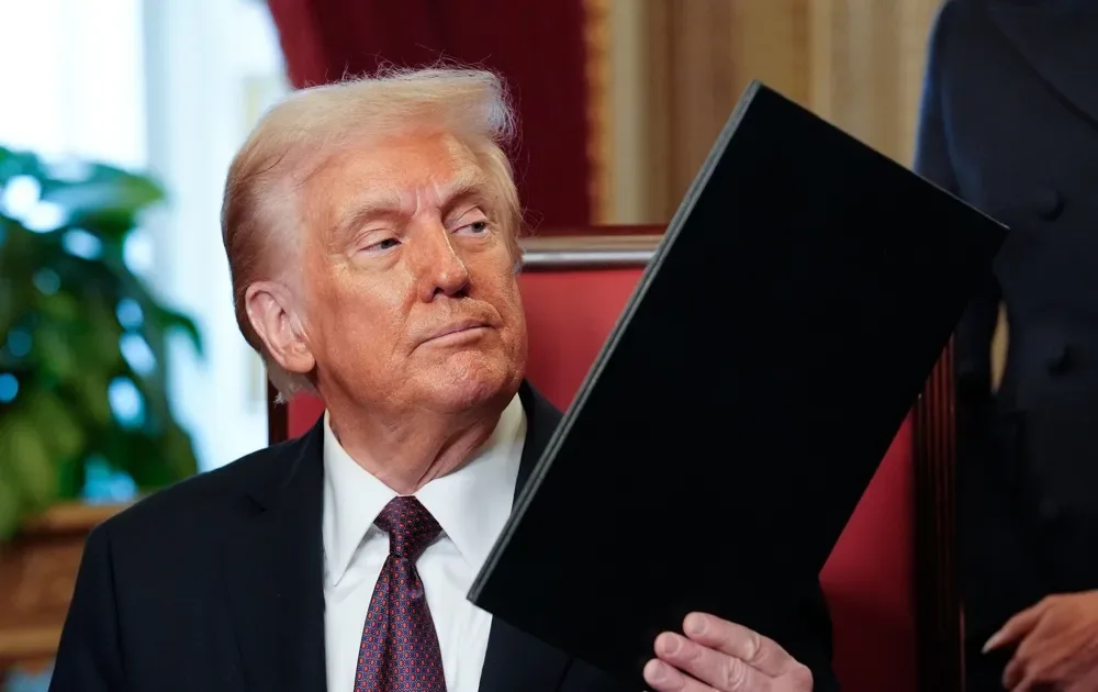 Trump deve anunciar novas regras para baratear carros a combustão nos EUA