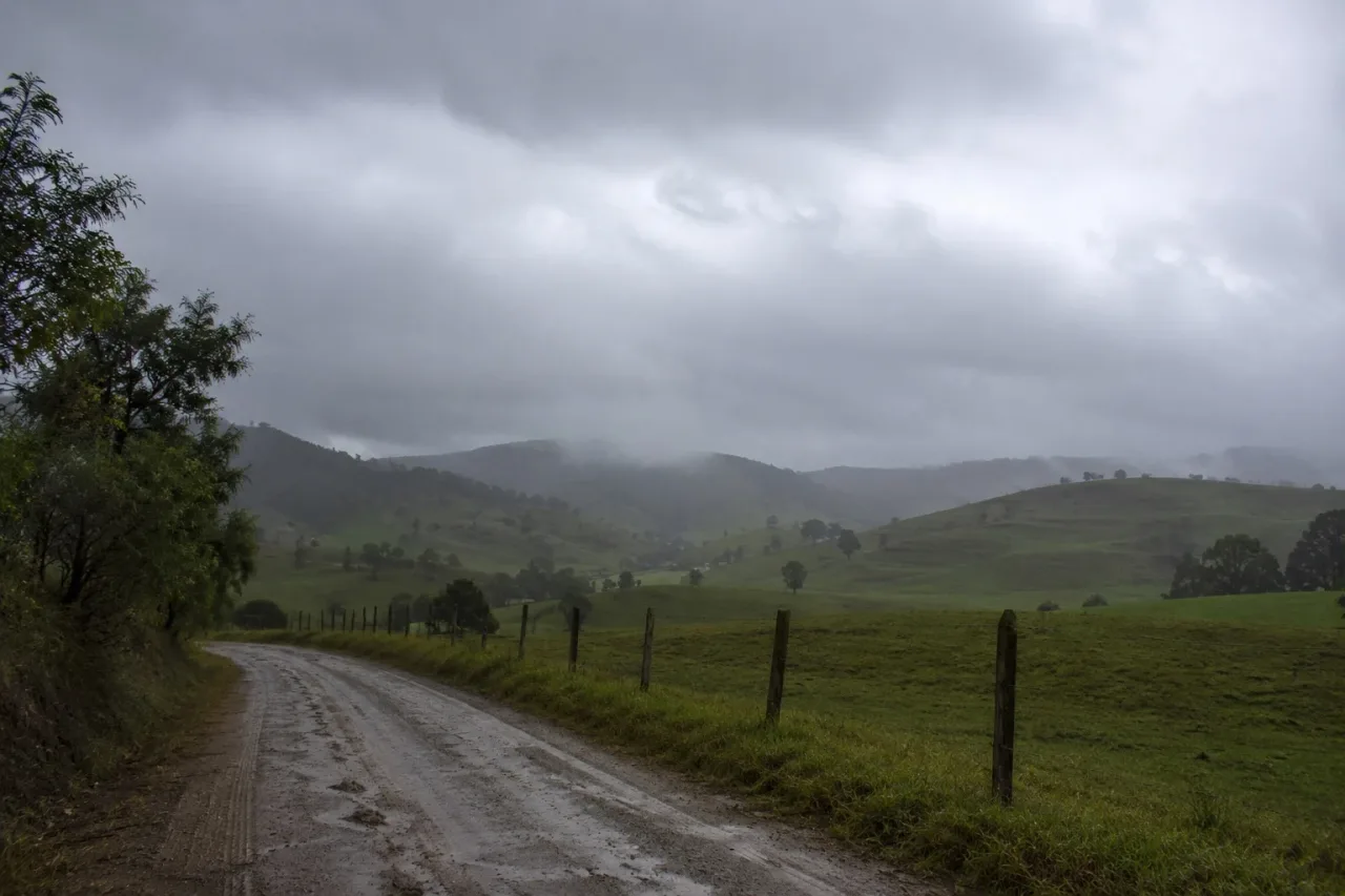 Chuva forte atinge parte do país e deixa 4 estados em alerta