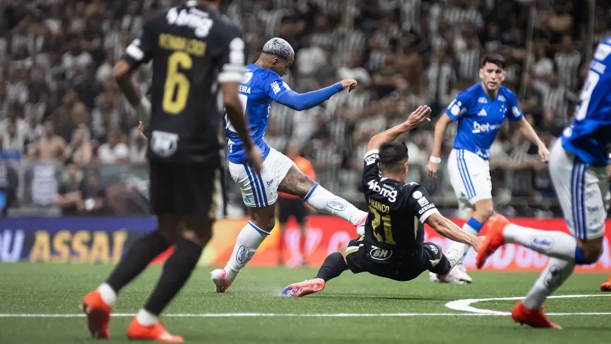 Bernard revela o que Everson disse ao time antes da vitória do Atlético-MG