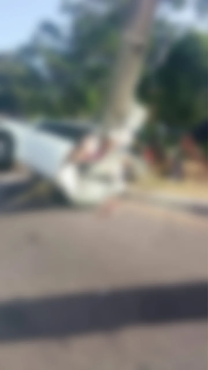 Colisão contra poste destrói carro e deixa pai e filho mortos na Av. Jerônimo de Albuquerque