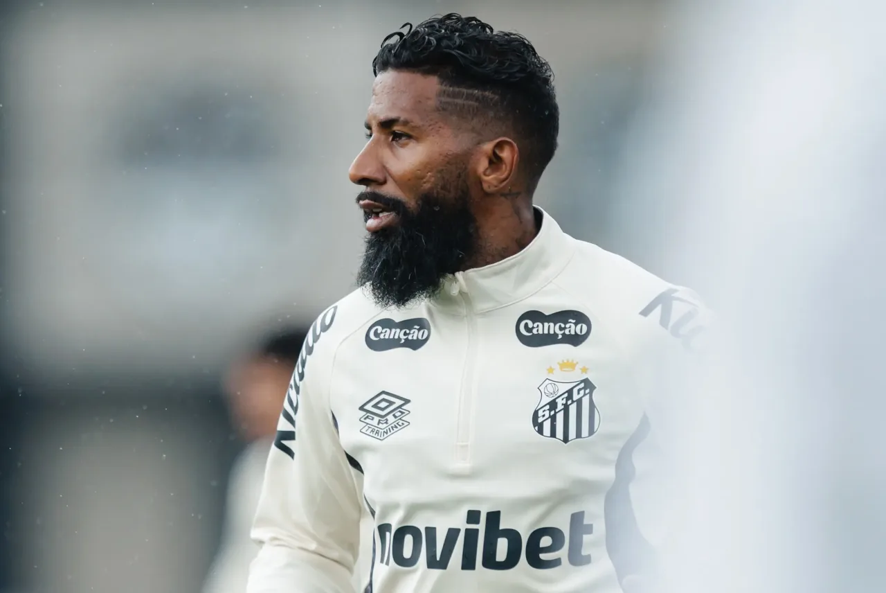 Rodinei defende leveza no Santos após chegada e se coloca à disposição de Cuca