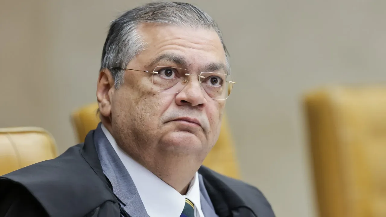 Dino manda reintegrar cúpula da PF e critica decisão de Mendonça