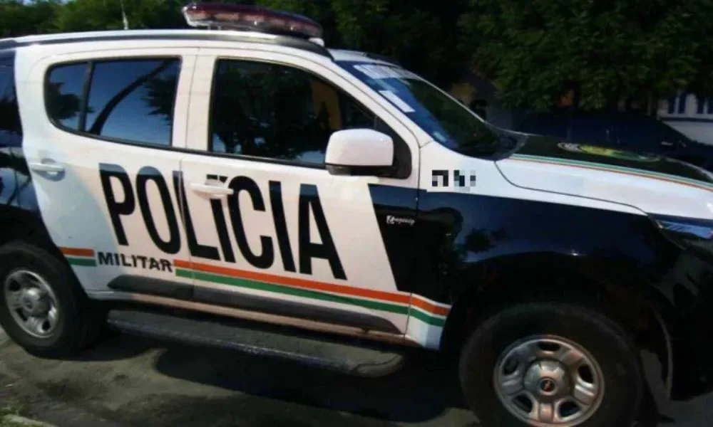 Homem tenta fugir nadando no mar e é capturado por helicóptero da PM em Fortaleza