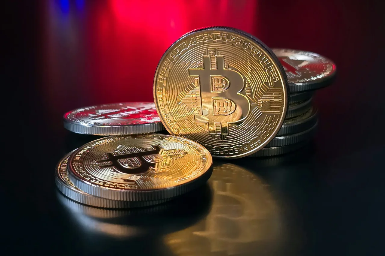 Bitcoin tem leve queda apesar do 5º pregão seguido de entrada de capital nos ETFs